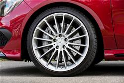 Nov Mercedes-Benz CLA 45 AMG vyr na silnice na pneumatikch Dunlop