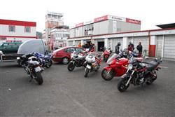 J�zdy ve�ejnosti na okruhu v Brn�  jsou ur�eny pro p��znivce automobil� i motocykl�