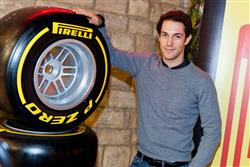 Bruno Senna obdržel v Praze lahev zlaté slivovice a uvedl dokument o svém strýci