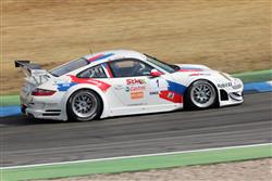 Minek Motorsport na nmeckm Hockenheimringu opt se tymi vozy a opt spn