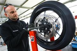 Bridgestone uvd pneumatiku Battlax BT 003 Racing Street, vychzejc ze zvodnch pl᚝
