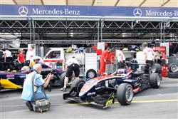 V Brands Hatch o vkendu pokrauje Euroserie F3i s Erikem Janiem