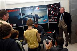 Formule 1 ve kolch se prezentovala i s Tomem Engem na mmotion 08