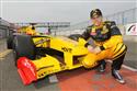 Jan Charouz dnes poprv v karie testoval monopost formule 1 tmu Renault F1