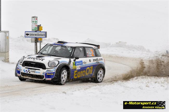 Pavel Valouek a Zdenk Hrza zdrn v cli i snhov Janner Rallye