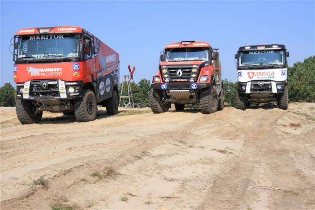 Trojice kamion chyst odjezd na Dakar