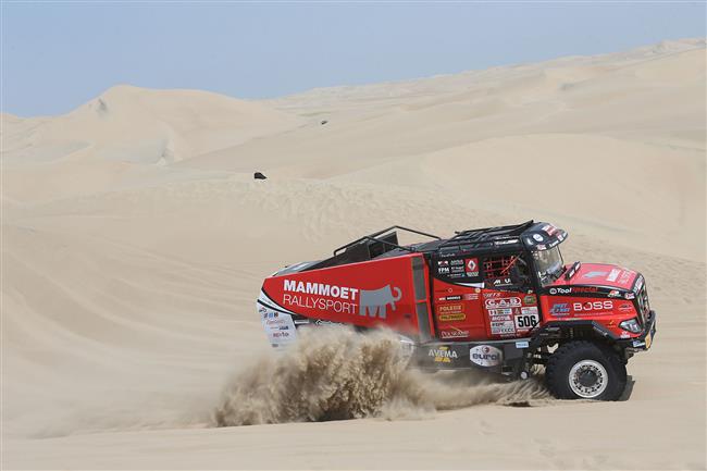 Dakar ve 4. etap zkusil zastavit i esk kamion