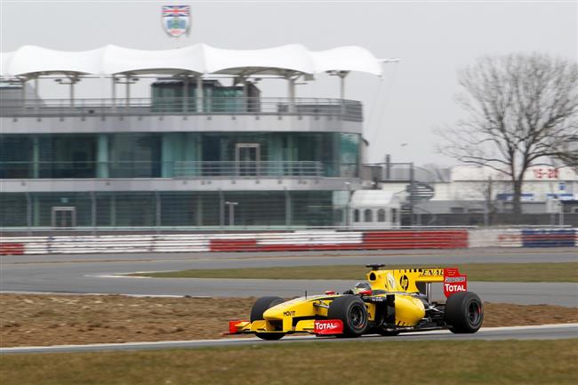 Jan Charouz dnes poprv v karie testoval monopost formule 1 tmu Renault F1