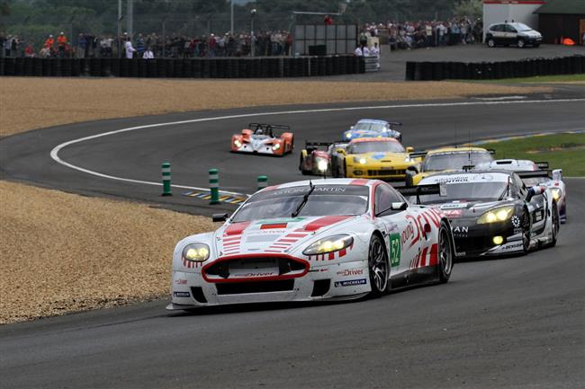 24 hodin Le Mans 2010 v cli:  Dal praskl poloosa Engeho Astonu znamenala pokles na tet pozici.
