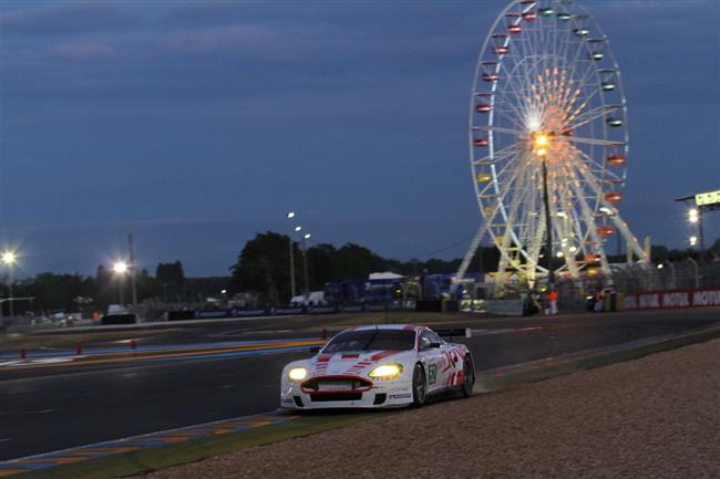 24 hodin Le Mans 2010: Engeho Aston pibrzdila ve tvrt hodin praskl poloosa