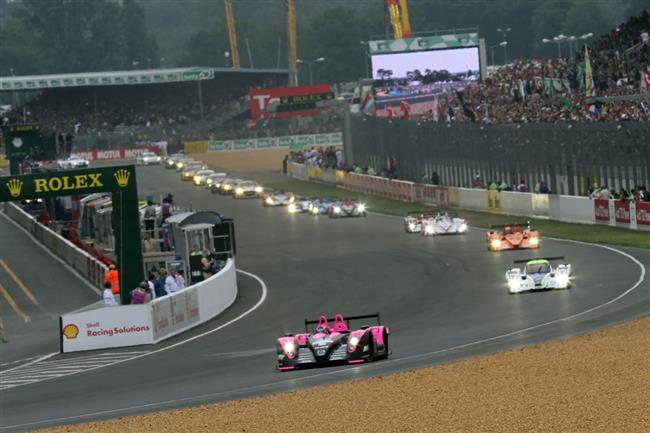 24 hodin Le Mans 2010 v cli:  Dal praskl poloosa Engeho Astonu znamenala pokles na tet pozici.