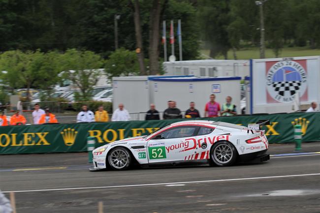 24 hodin Le Mans 2010: Engeho Aston pibrzdila ve tvrt hodin praskl poloosa