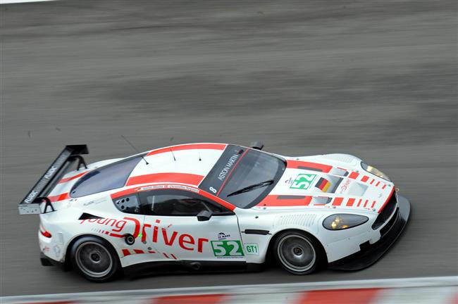 Tom Enge, Christoffer Nygaard a Stefan Mcke s Astonem Martin DBR9 pojedou ve Spa.