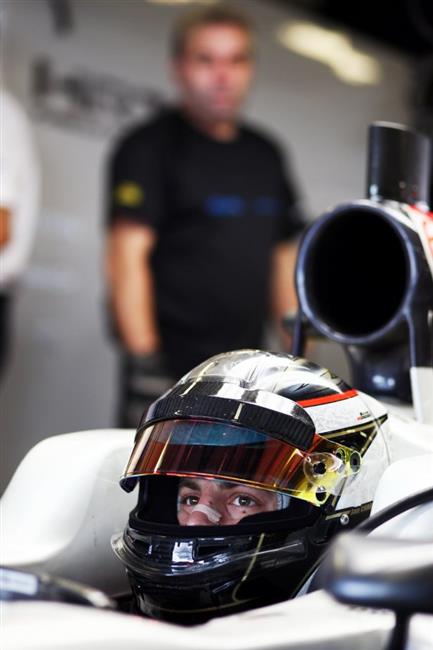 Jan Charouz absolvoval na okruhu Yas Marina prvn ostr test ve Formuli 1 v tmu HRT