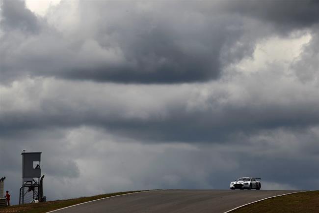 Tom Enge a Alex Mller s vozem Aston Martin DBR9 v Algarve cl nevidli