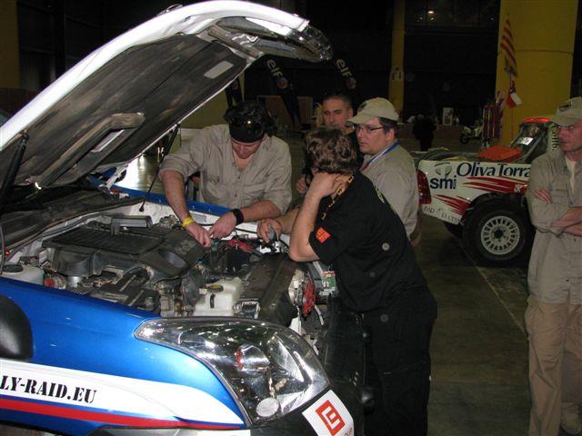 Dakar 2009: Katan zadel svoji minimotorku,ale   u je opraveno. Janeek opravoval zase spojku