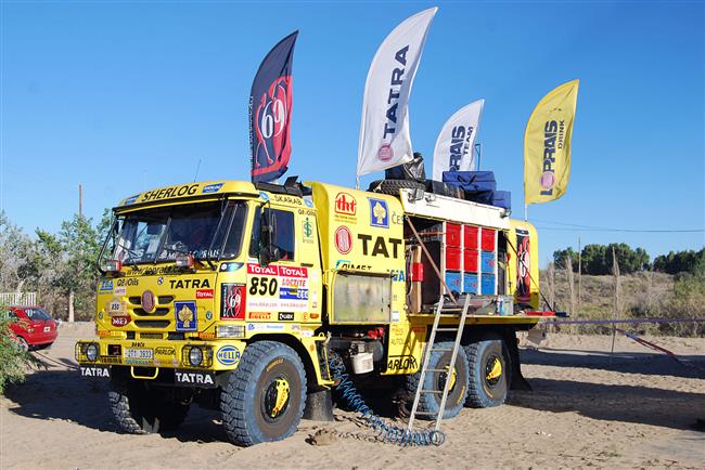 Dakar 2009 ped osmou etapou. Na start by se mlo postavit jet stle  67 kamion