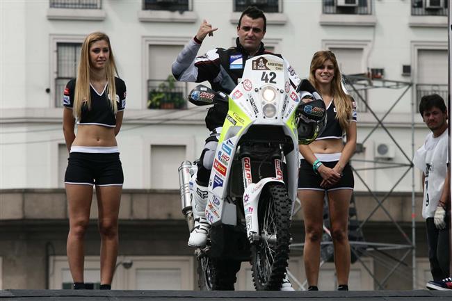 Dakar 2010: Martin Mack v destce bez  pot, jen hasil pneumatiku.