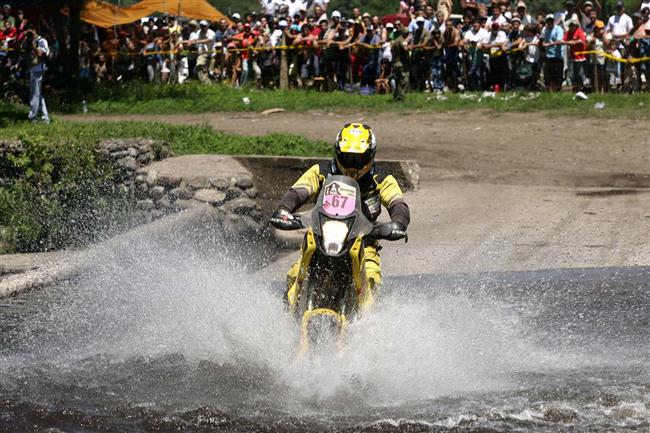 Dakar 2010: Martin Mack v destce bez  pot, jen hasil pneumatiku.