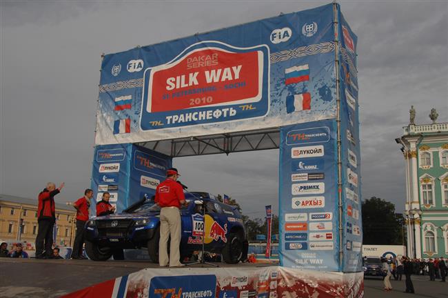 Pprava vozu na Dakar 2011 vrchol i v tmu Petera Mikuly