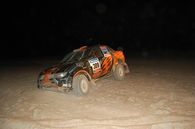 Dakar 2010: Miroslav Zapletal transportovn do R ! Tom Ouednek dostal korzet.