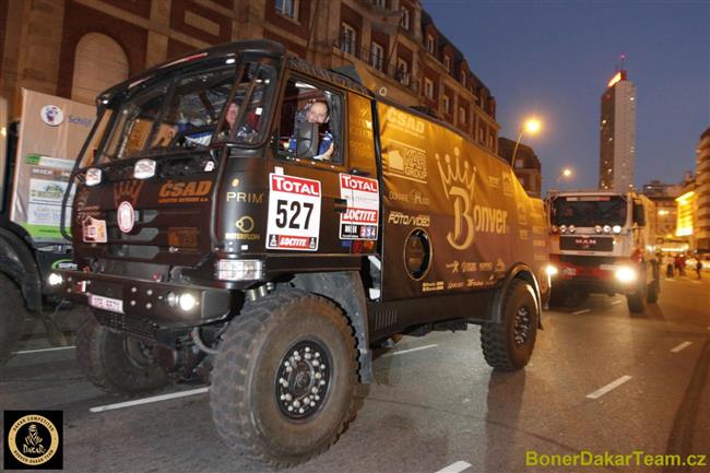 Vrtnho posdka si uila fanoukovskho kotle na startu Dakaru