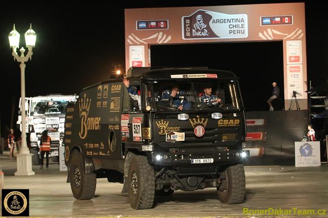 Vrtnho posdka si uila fanoukovskho kotle na startu Dakaru