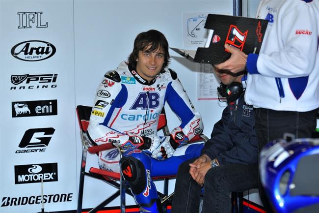 Premiru ped domcm publikem v krlovsk kubatue MotoGP m ped sebou Karel Abraham