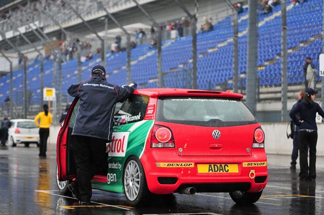 VW Polo Cup pokrauje : Tom Minek na Nrburgringu pokukuje po destce