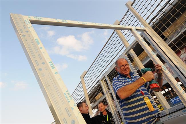 24h Dubaje 2011: K&K Racing Vlek Autosport  v sousedstv novch monster Mercedes