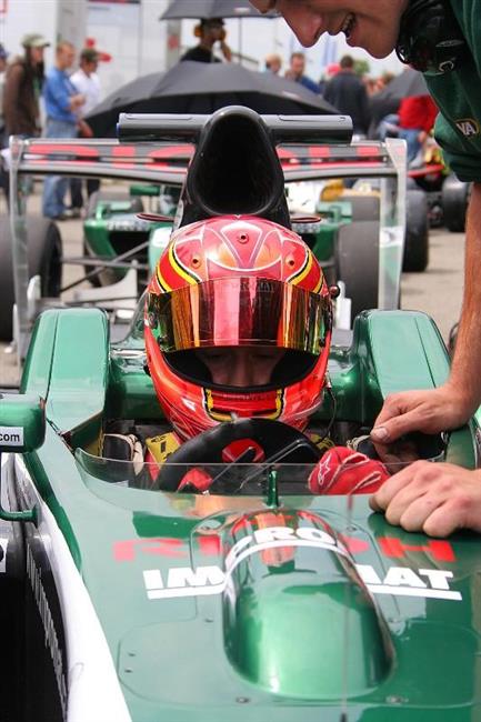 Josef Krl na trati Sakhir International Circuit v Bahrainu pokrauje v asijsk srii GP2