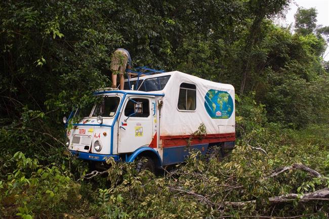 Staik Tatra 805 z Brna se spn probila zaplavenm pralesem