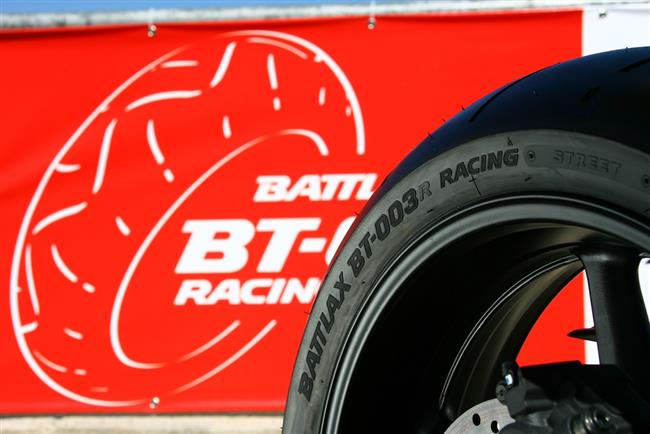 Bridgestone uvd pneumatiku Battlax BT 003 Racing Street, vychzejc ze zvodnch pl᚝