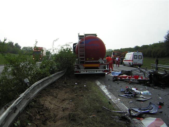 Dlnin  nehoda ped Bratislavou cisterny s vozidlem drby objektivem Pavla Jelnka
