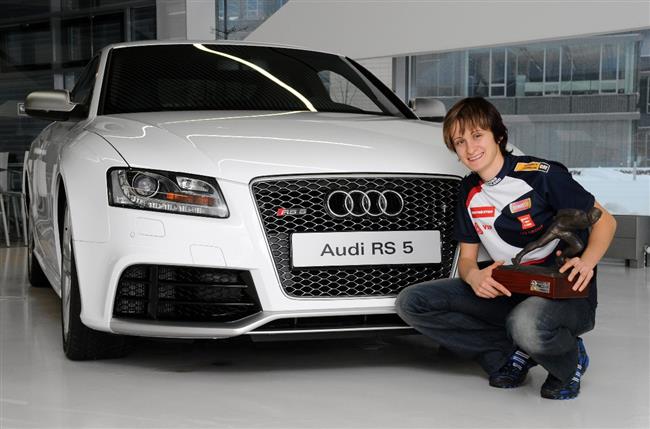 Bl Audi RS 5 si po pjezdu ze Svtovho pohru v rychlobruslen pevzala Martina Sblkov