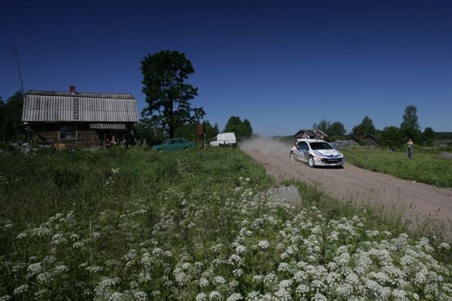 IRC Rusko :balvan za horizontem prorazil pneumatiku soutnho specilu Peugeot 207 S2000 Kopeckho