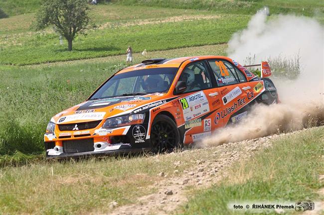 Pavel Valouek a Zdenk Hrza pevzali trofej pro nejlep posdku eskho rallyesportu