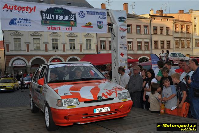 Rallye Krkonoe a pten slavnostn zahjen objektivem Boba Hlvky