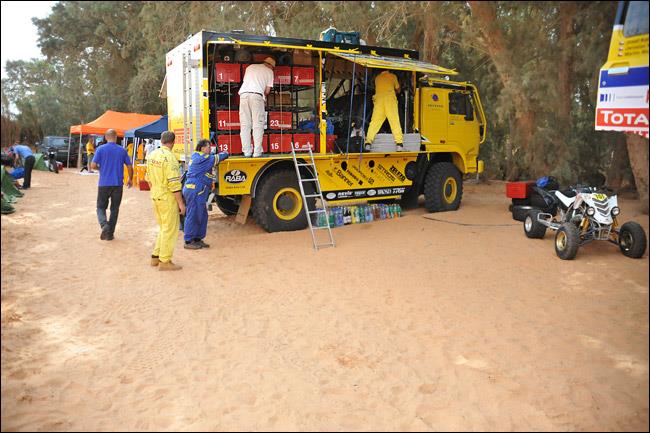 Soustedn KM Racing Teamu ped Dakarem v Tunisu mlo nkolik zsadnch kol