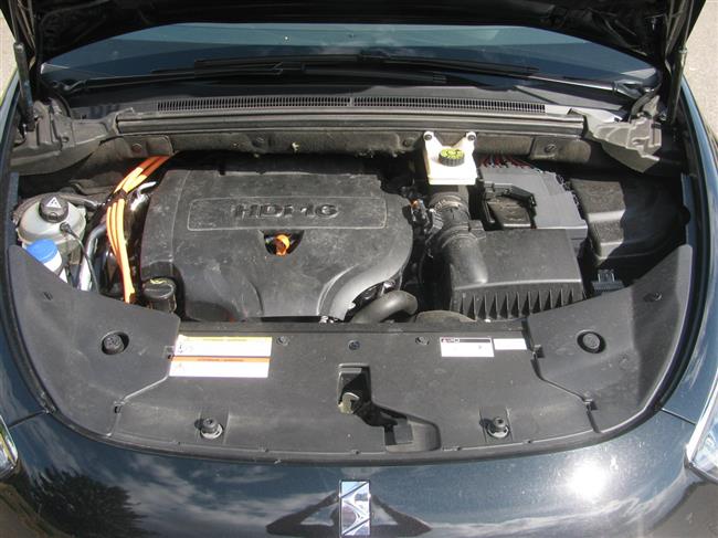 Test hybridnho Citroenu prmiov tdy DS5 s dieselovm a elektrickm motorem