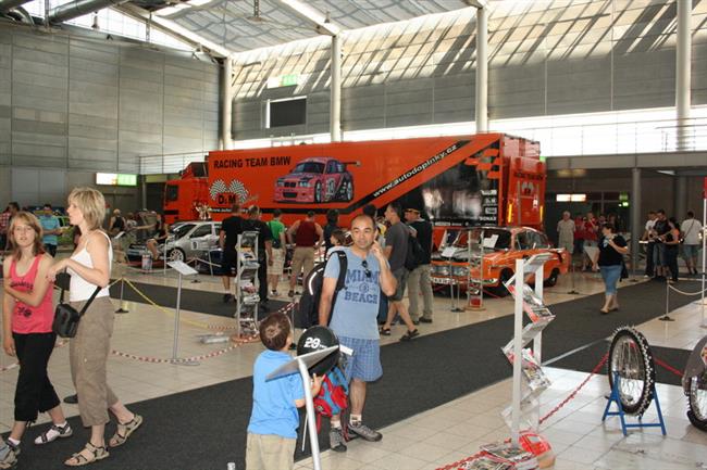 Expozice zvodnch specil pod kdly MotorMIXu na veletrhu Autosalon 2011 v Brn - atmosfra