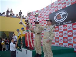 ELMS Silverstone v gejzírech vody