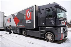Pojízdné zázemí truckracingové stáje je nabité moderní technologií