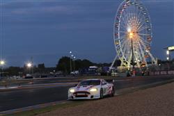 24 hodin Le Mans 2010 v cíli:  Další prasklá poloosa Engeho Astonu znamenala pokles na třetí pozici.