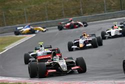 Brendon Hartley projel cílem jako třetí, penalizace jej ale sesadila na osmé místo.