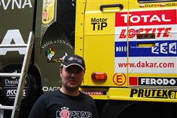Posádky Loprais Tatra Teamu i obě týmová vozidla na cestě na start Silk Way Rallye 2009