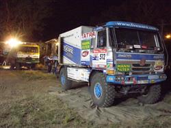 Dakar 2009: Tomečkova Tatra se vyválela na boku, ale může pokračovat dál !!