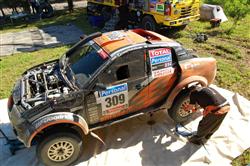 Velmi přísné přejímky a problémy Zapletala na úvod Abu Dhabi Desert Challenge 2011