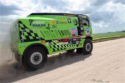 Marek Spáčil udělal s Tatrou  dva kotrmelce a musí odstupit z dakarské rallye