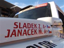 Zdeněk Sládek s Mílou Janáčkem havarovali. Hummer je opraven, ale navigátor je v nemocnici.